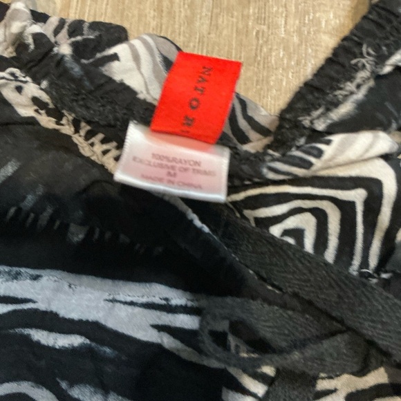Black and White Patterned Women's Top Size Medium - Picture 7 of 9